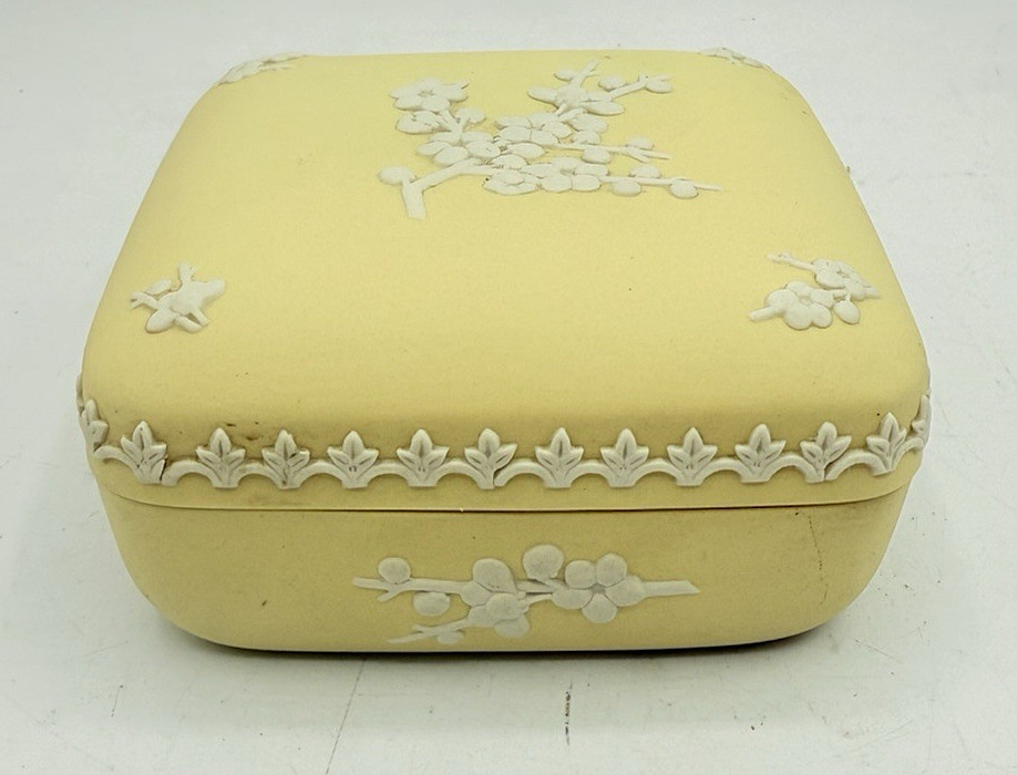 Vtg Wedgwood Primrose Yellow Jasperware Square Trinket Box White Prunus Blossom Vtg Wedgwood Primrose Yellow Jasperware Square Trinket Box White Prunus Blossom
