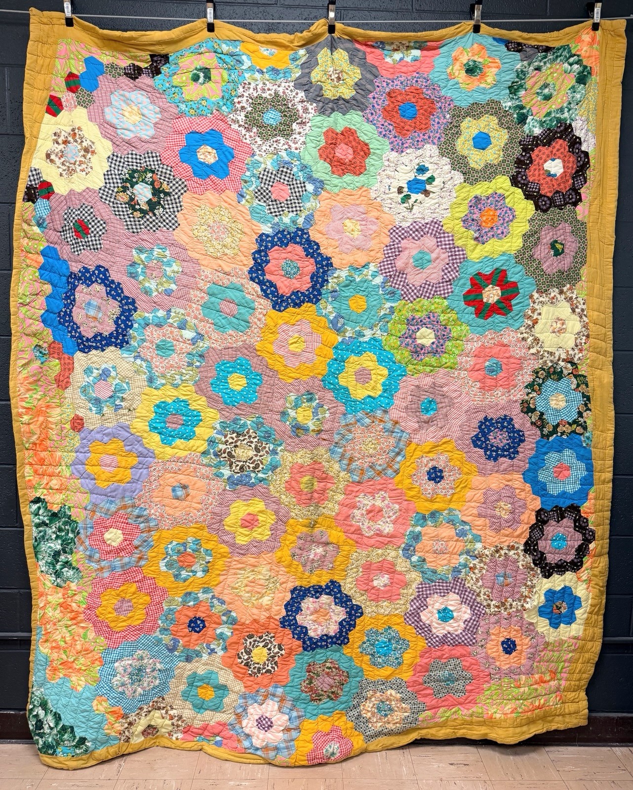 Vintage 1960-1970 Grandmothers Garden quilt CoLOrFuL