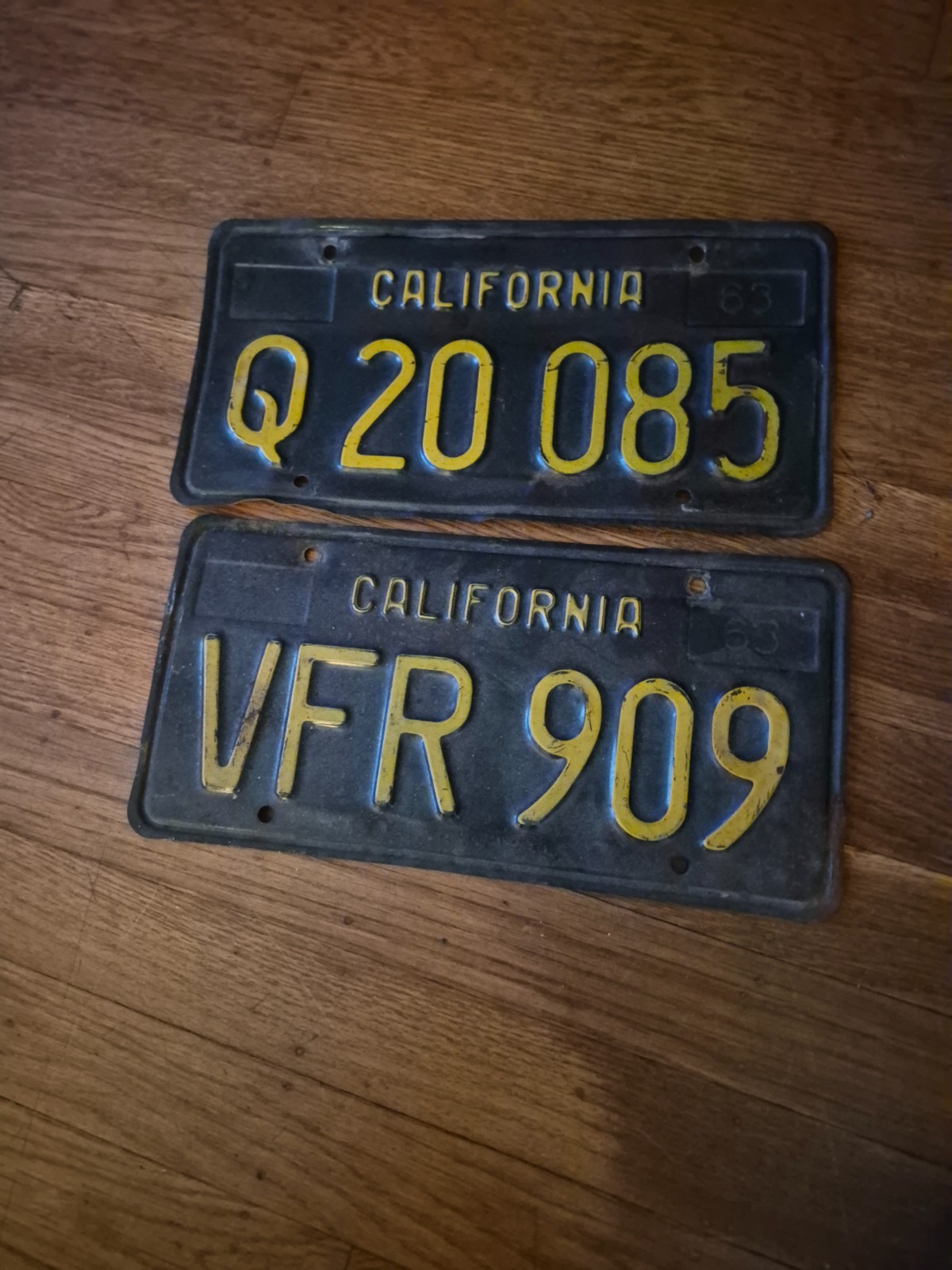 2 VINTAGE CALIFORNIA  VANITY LICENSE PLATES VFR909 & Q20 085