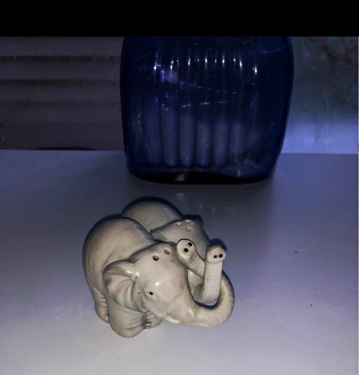 Vintage GANZ salt/pepper shakers set elephants intertwined trunks gray separable