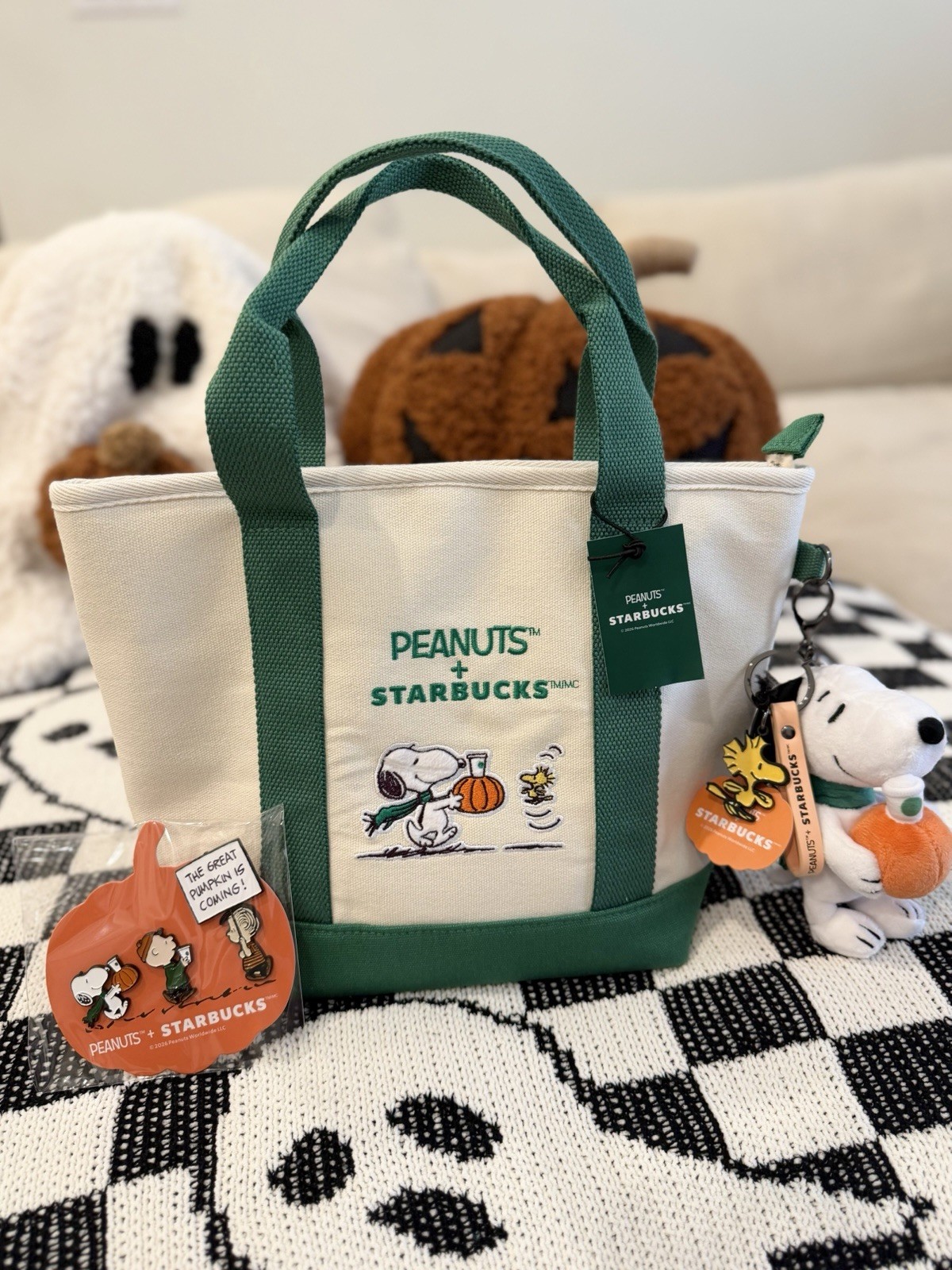New Fall 2026 Starbucks x Peanuts Tote charm and snoopy pin set bundle