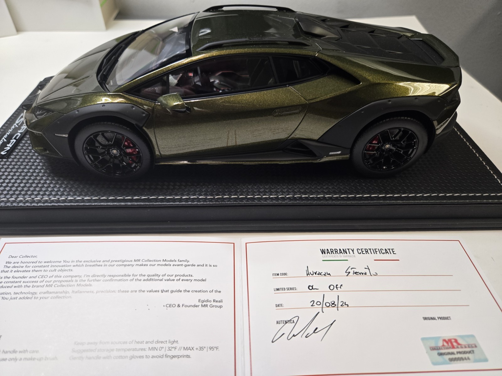 MR Collection Models 1:18 Lamborghini Huracan Sterrato 2022 Green w/ Case MR Collection Models 1:18 Lamborghini Huracan Sterrato 2022 Green w/ Case