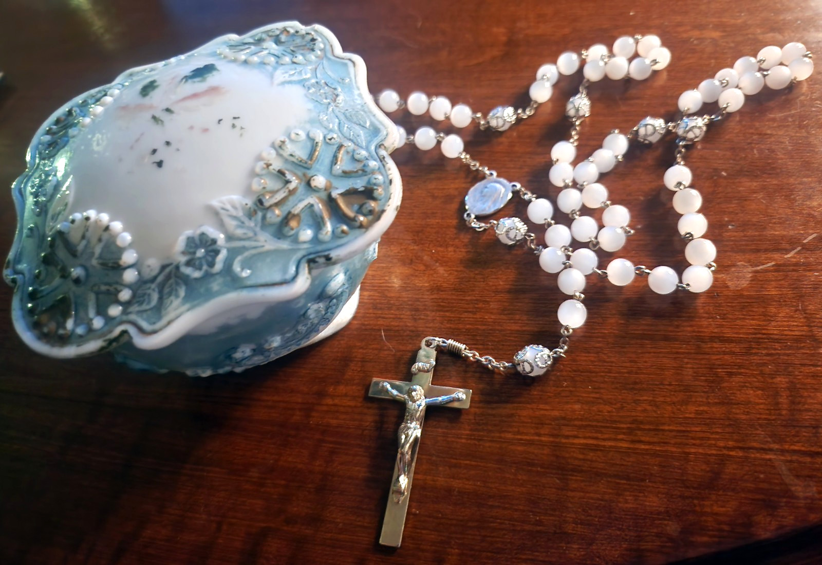 Vintage AFCO Sterling Silver White Moonglow Rosary & Vtg Painted Milk Glass Case