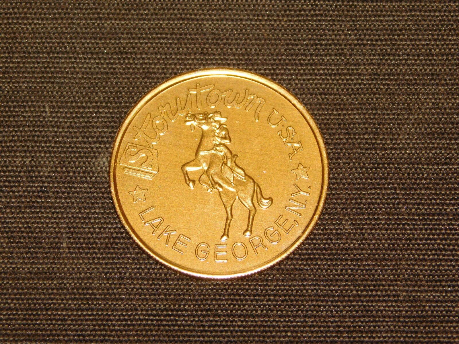 VINTAGE 1960-70S STORYTOWN GASLIGHT VILLAGE LAKE GEORGE NY SOUVENIR METAL COIN