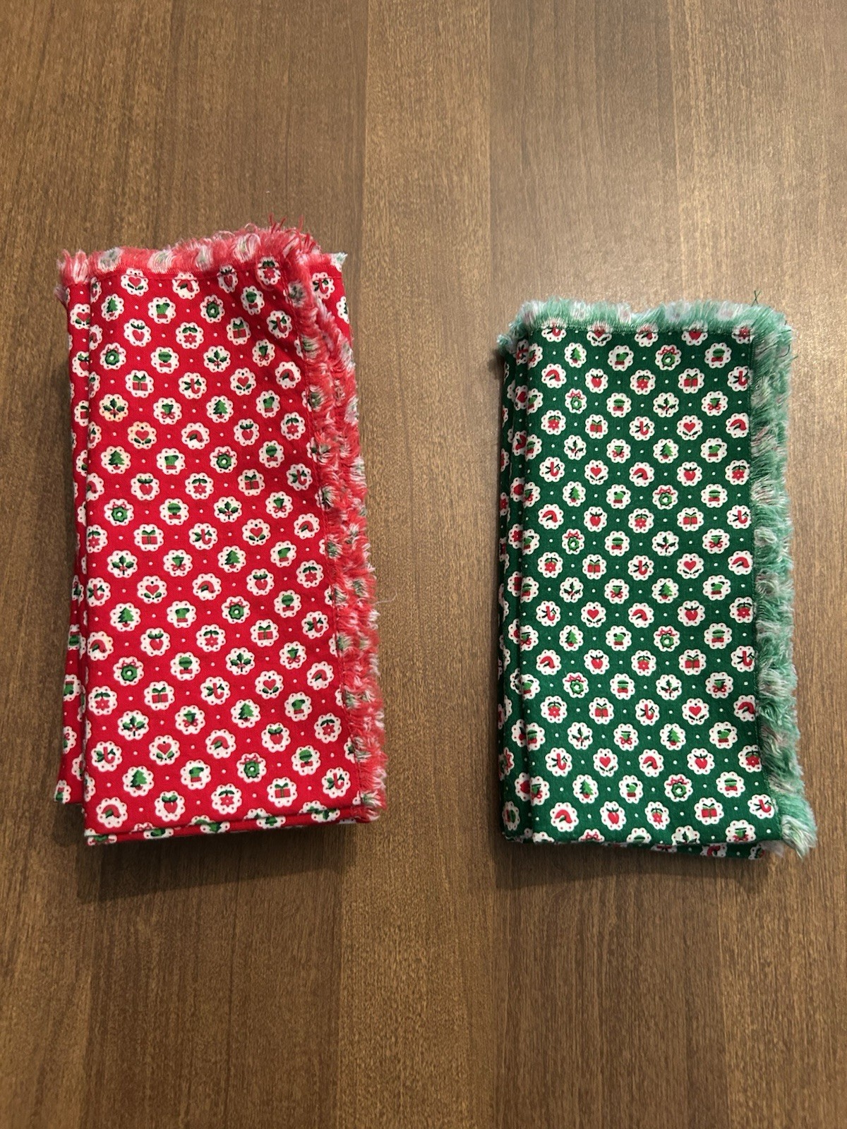 Vtg Christmas Cloth Napkins Cotton Set of 10 with Fringe 7 Red 3 Green 14x 14