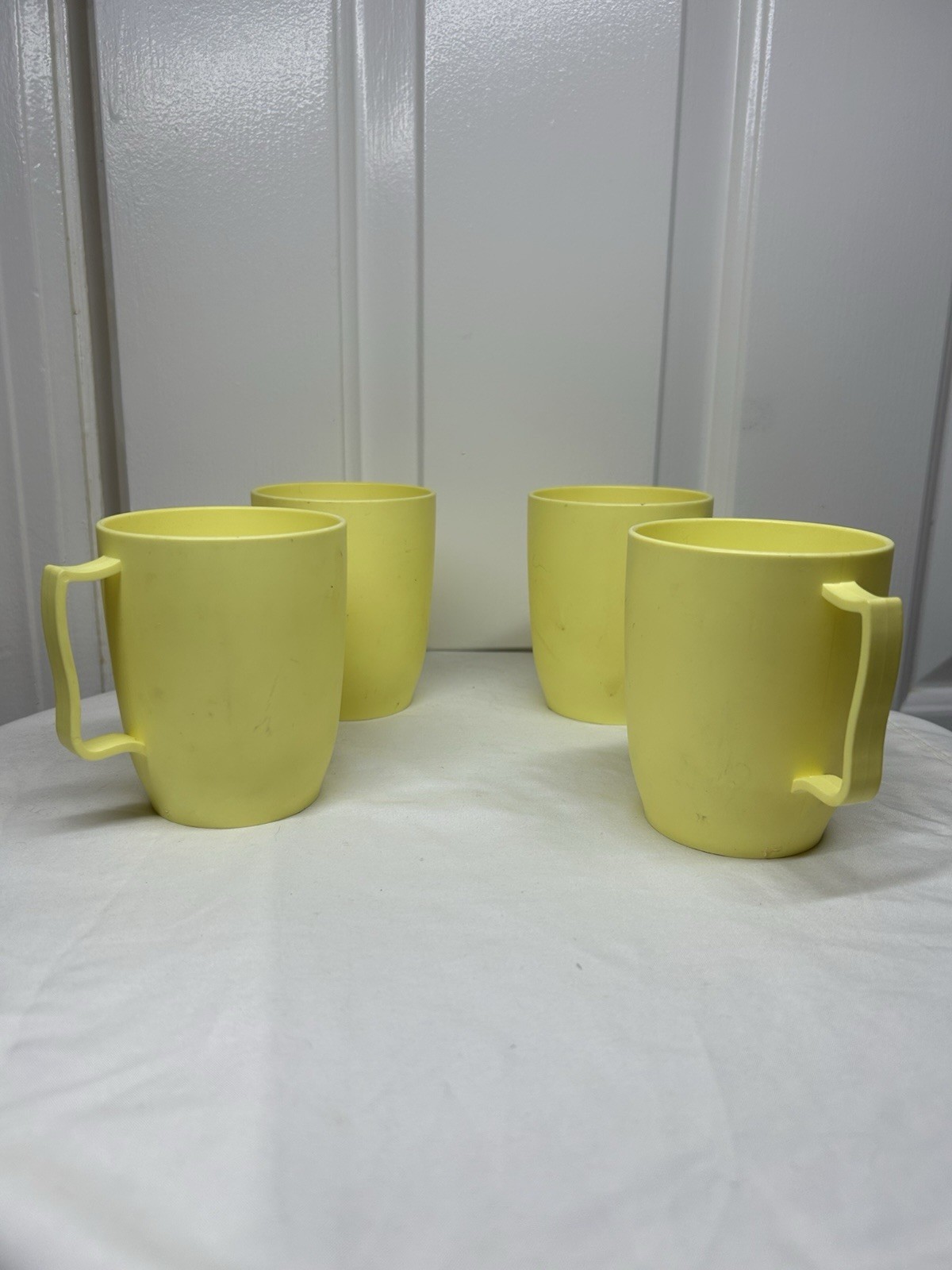 Vintage set of 4 Hawkeye Cups Burlington Basket Co Plastic Yellow Picnic 70s Vintage set of 4 Hawkeye Cups Burlington Basket Co Plastic Yellow Picnic 70s