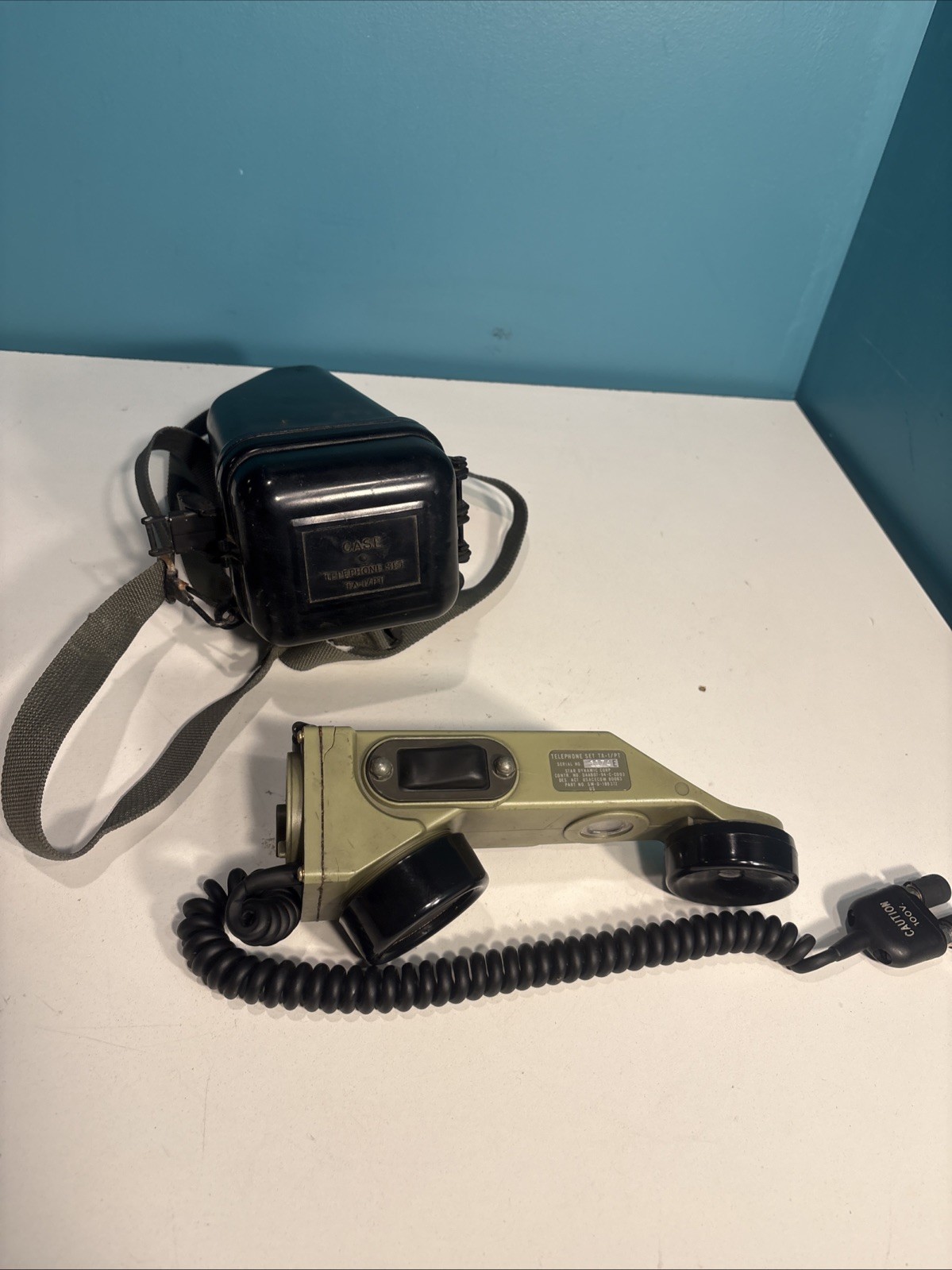 VINTAGE U S ARMY MILITARY FIELD TELEPHONE SET TA-1/PT IN HARD SHELL CASE VINTAGE U S ARMY MILITARY FIELD TELEPHONE SET TA-1/PT IN HARD SHELL CASE