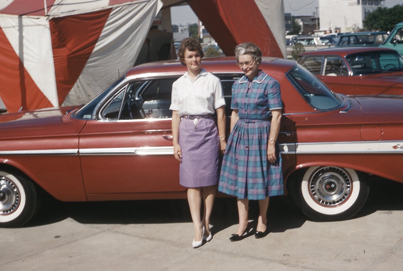 Sl49 Original slide 1961 Kodachrome women car 310a