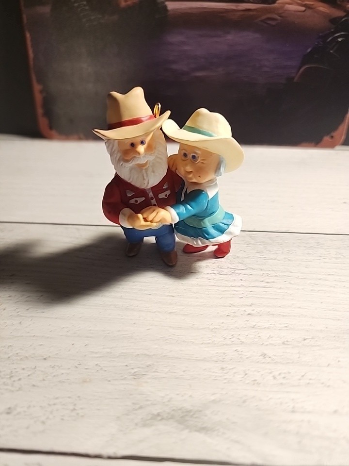 Hallmark Keepsake Ornament THE CLAUSES ON VACATION SERIES 1997-1999 No Box Hallmark Keepsake Ornament THE CLAUSES ON VACATION SERIES 1997-1999 No Box
