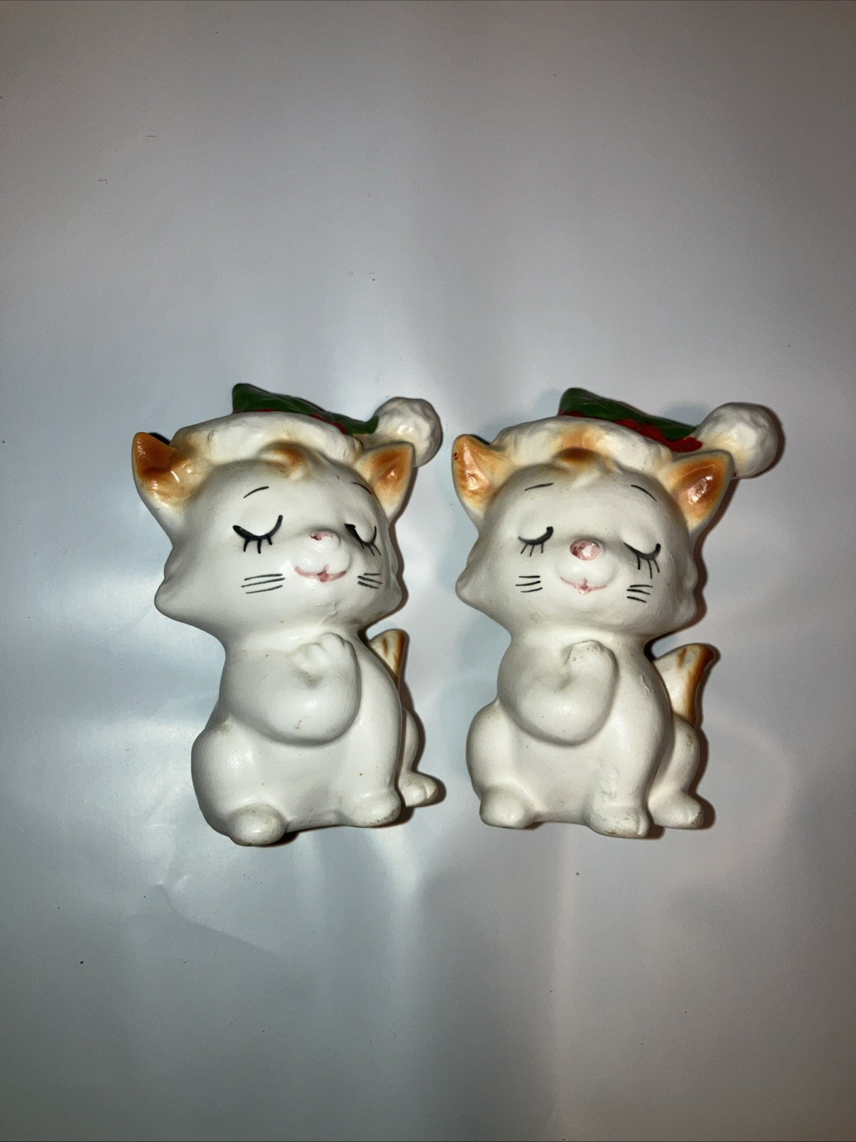 Vintage Christmas Holly Berry Kitty Cat Salt Or Pepper Shakers Closed Eyes