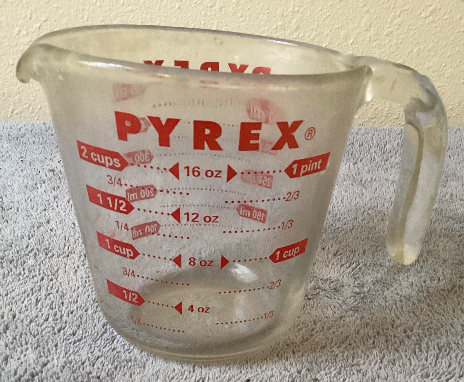 Pyrex Glass 2 Cup Liquid Measuring Cup Red Letters USA