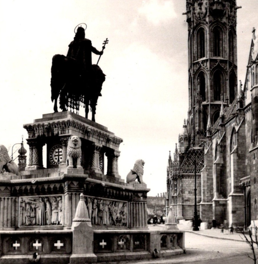 * VTG Postcard Matthias Church & St Stephens Monument Budapest Hungary c1968