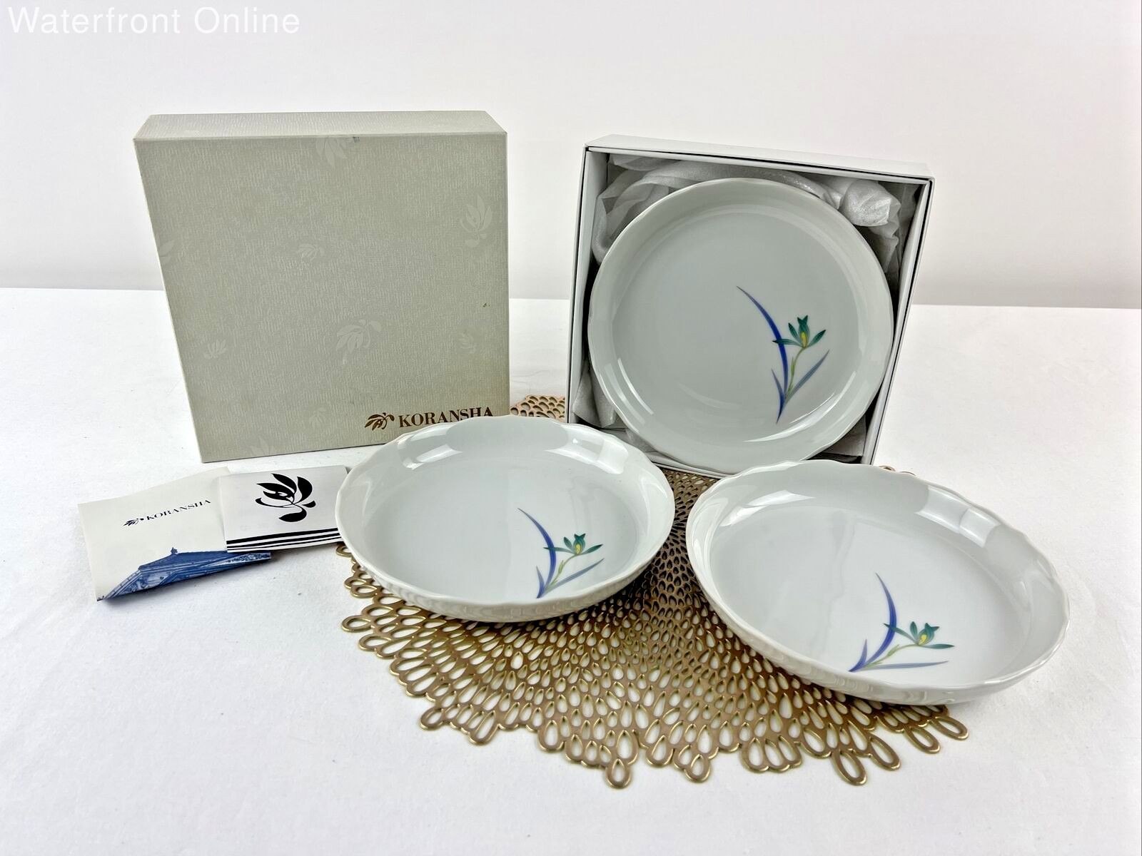 Koransha Pottery Japanese Style Bowls / Ruffled Iris Floral Pattern / Set of 3