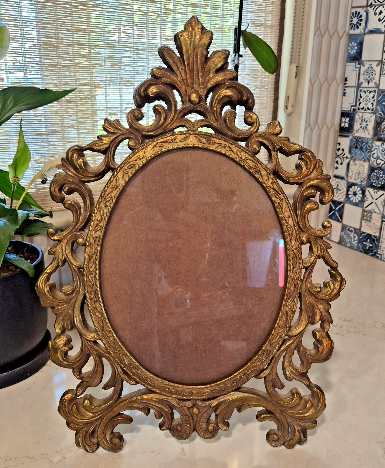 Antique/Vintage Victorian Filigree Ornate Brass Oval Picture Frame Swing Easel Antique/Vintage Victorian Filigree Ornate Brass Oval Picture Frame Swing Easel
