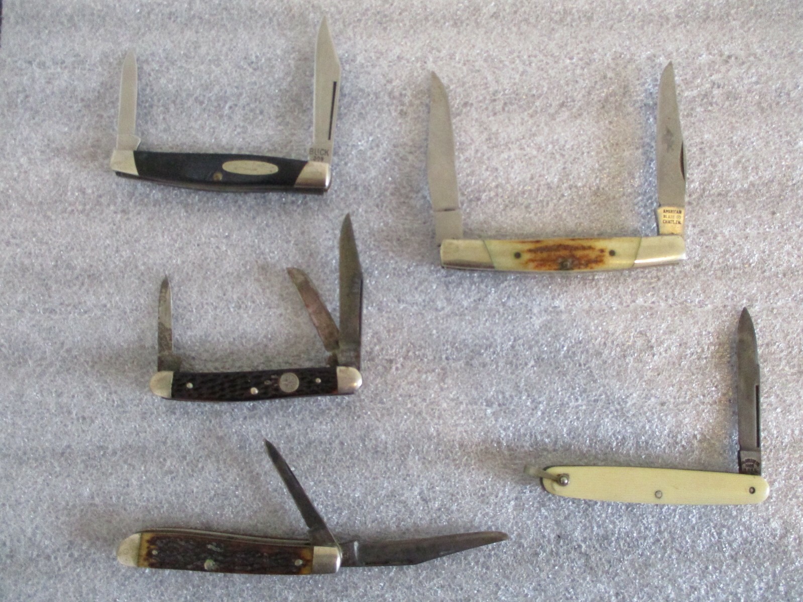 VINTAGE LOT BUCK, AMERICAN, BOKER, & (2) PAL CUTLERY CO.  (TOTAL 5 KNIVES)