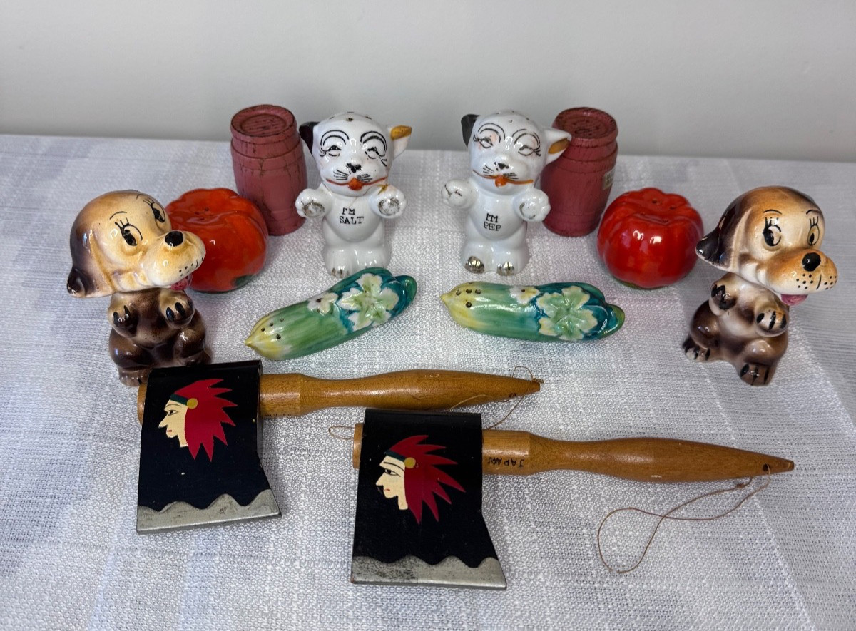 Lot of 6 Vintage salt and Pepper Shaker Sets.