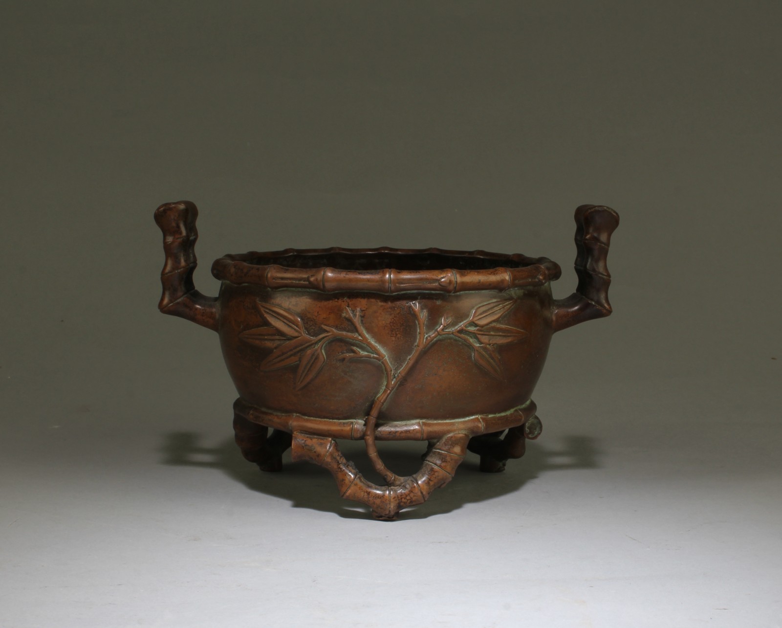 A Bronze Censer. Four character mark at base A Bronze Censer. Four character mark at base