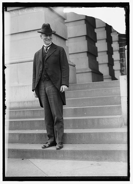 Photo:1918 1919 Man in Suit Hat on Steps Black and White Portrait