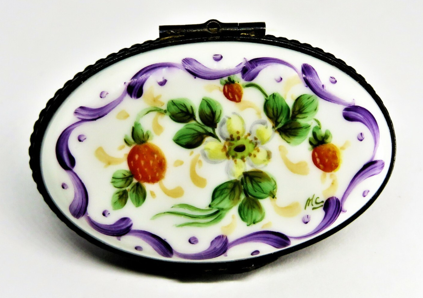 LIMOGES FRANCE BOX -VINTAGE OVAL- STRAWBERRY VINES -FRUITS & FLOWERS- SIGNED MC LIMOGES FRANCE BOX -VINTAGE OVAL- STRAWBERRY VINES -FRUITS & FLOWERS- SIGNED MC