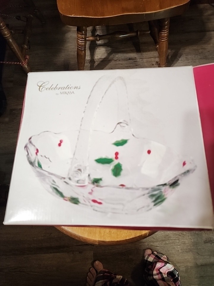 MIKASA CELEBRATIONS MERRY HOLLY PATTERN 9.5\