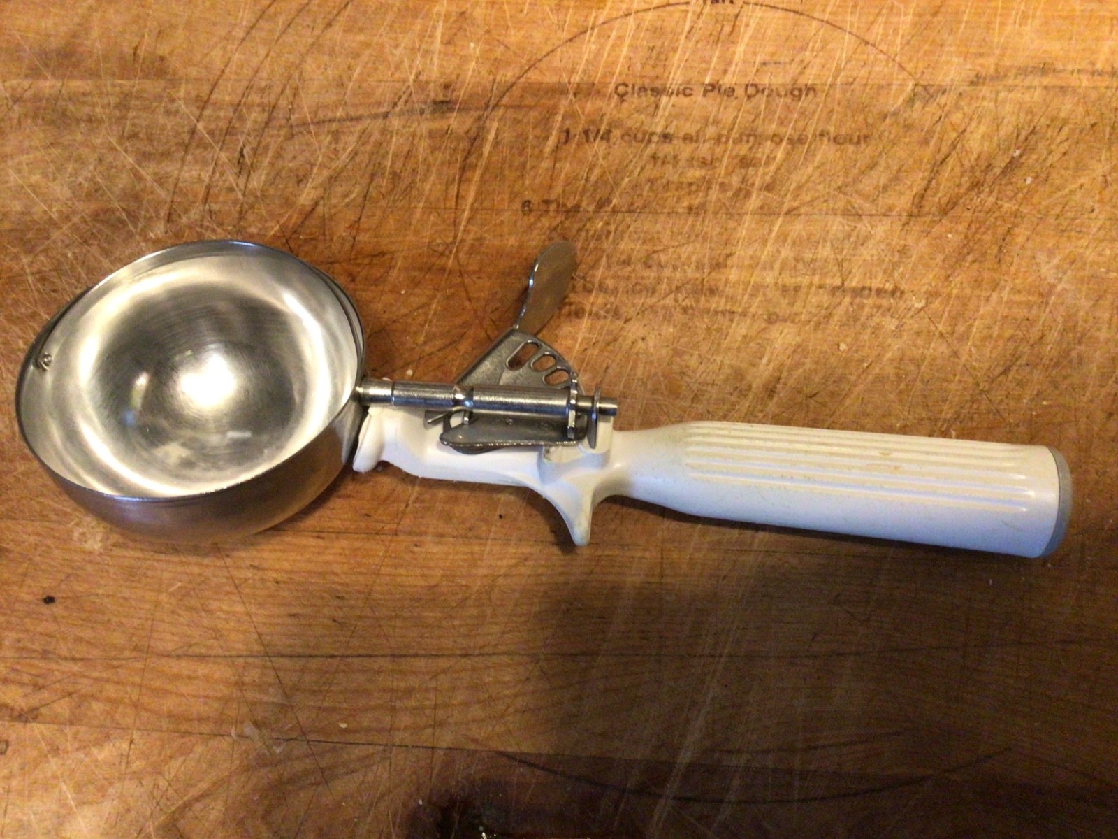 vollrath 5.3 oz  ice cream scoop