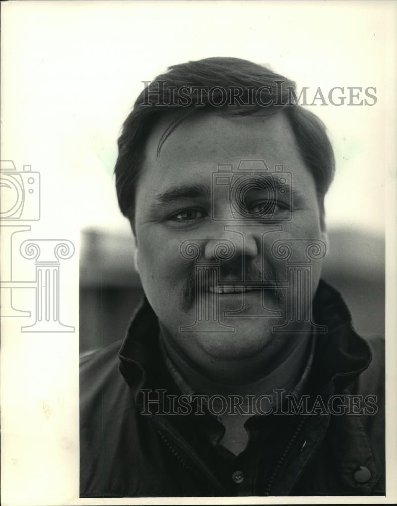 1987 Press Photo Richard Calcut a Veteran Home Administrator in King, Wisconsin 1987 Press Photo Richard Calcut a Veteran Home Administrator in King, Wisconsin