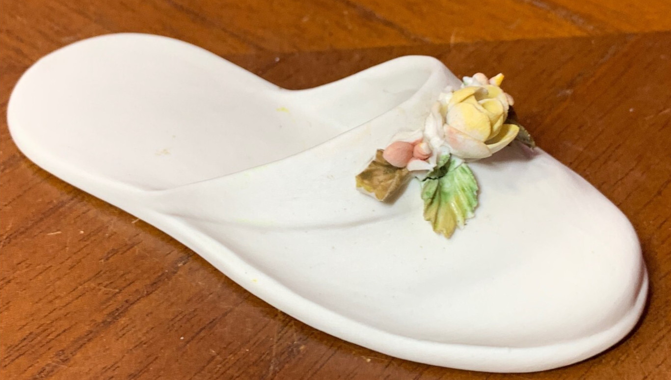 VINTAGE MINIATURE PORCELAIN SHOE SLIPPER WITH FLOWERS ON TOP DECOR FIGURINE VINTAGE MINIATURE PORCELAIN SHOE SLIPPER WITH FLOWERS ON TOP DECOR FIGURINE