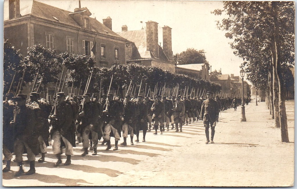PHOTO troop passage in a city to locate