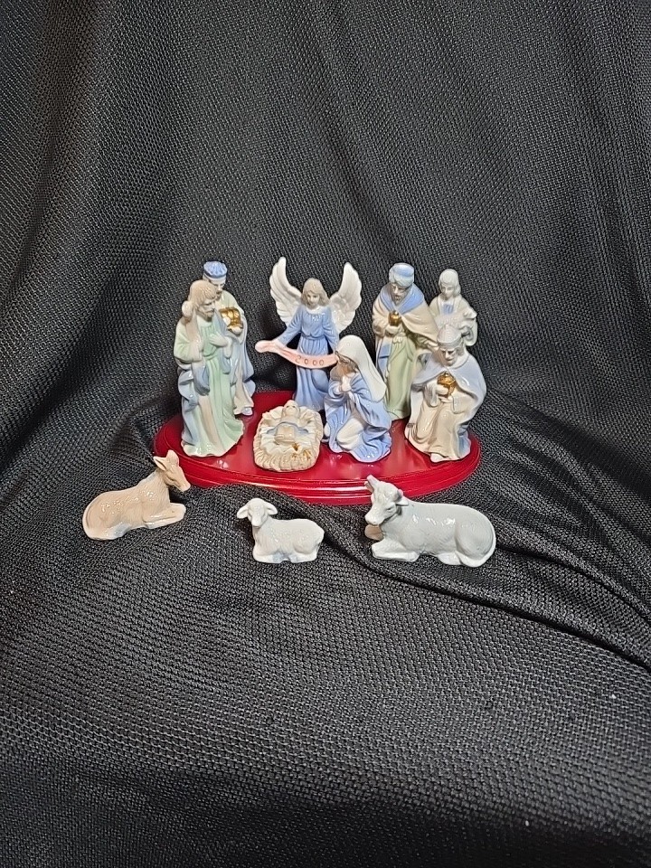 Vintage 2000 Nativity 11 Piece Porcelain Pastel with Wood Base & Box Excellent Vintage 2000 Nativity 11 Piece Porcelain Pastel with Wood Base & Box Excellent