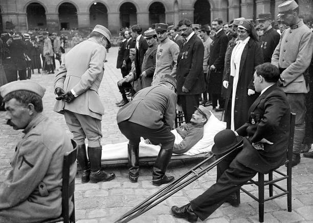 General Alfred Urchin congratulating the 'brave' Paris 1917 OLD PHOTO General Alfred Urchin congratulating the 'brave' Paris 1917 OLD PHOTO