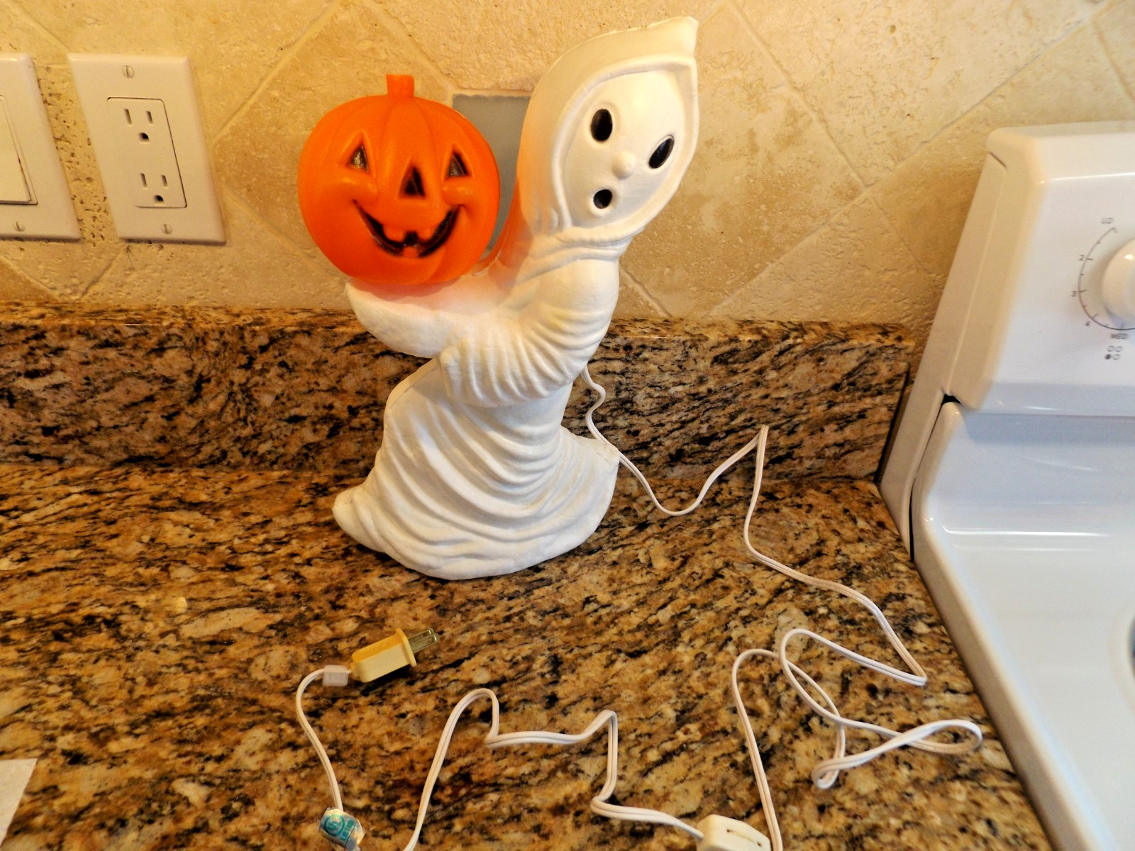 VINTAGE 1970s GENERAL FOAM PLASTICS GHOST & PUMPKIN HALLOWEEN 13\