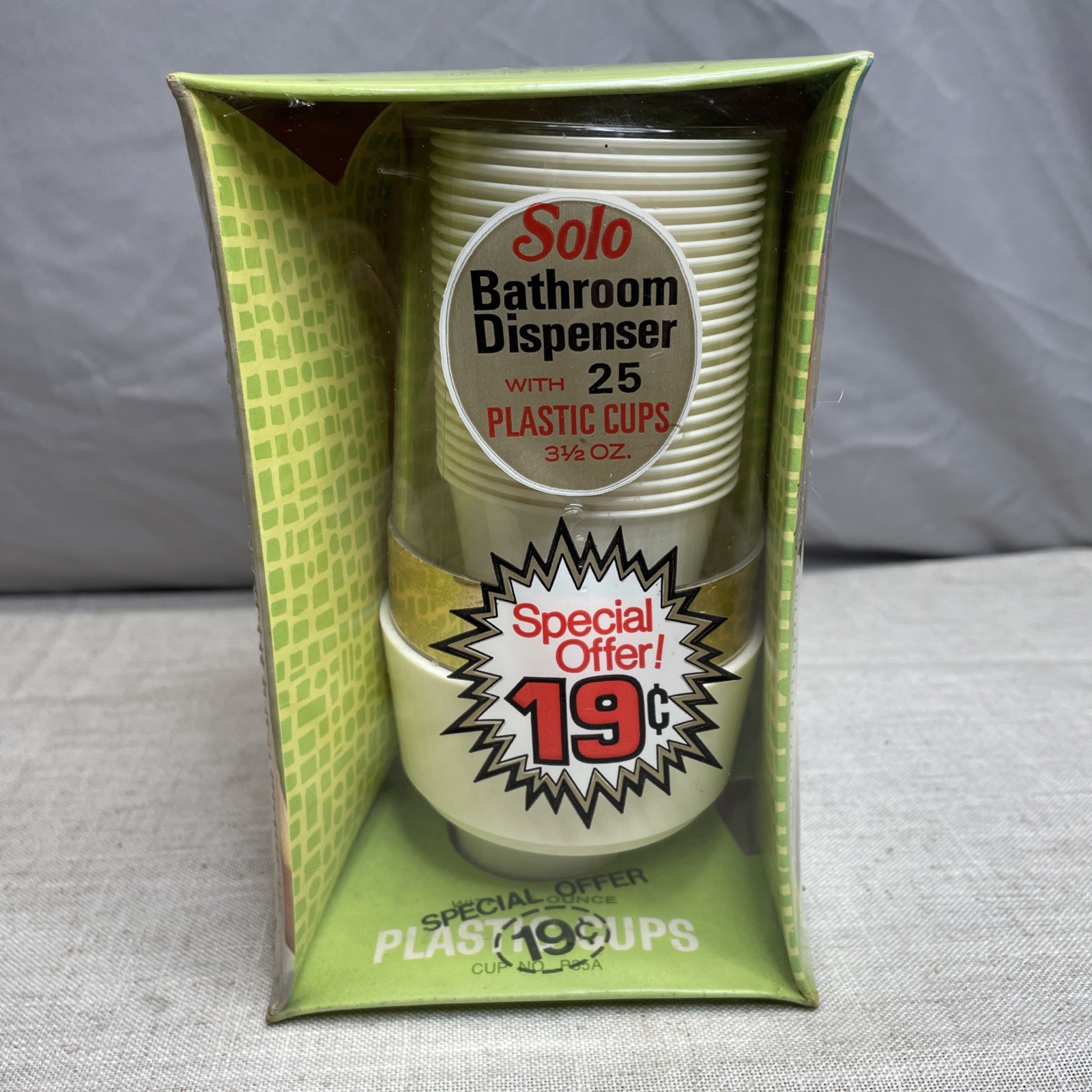 VTG 1972 Solo Bathroom Cup Dispenser 3.5 oz Ounce Plastic Cups & Wall Mount NOS