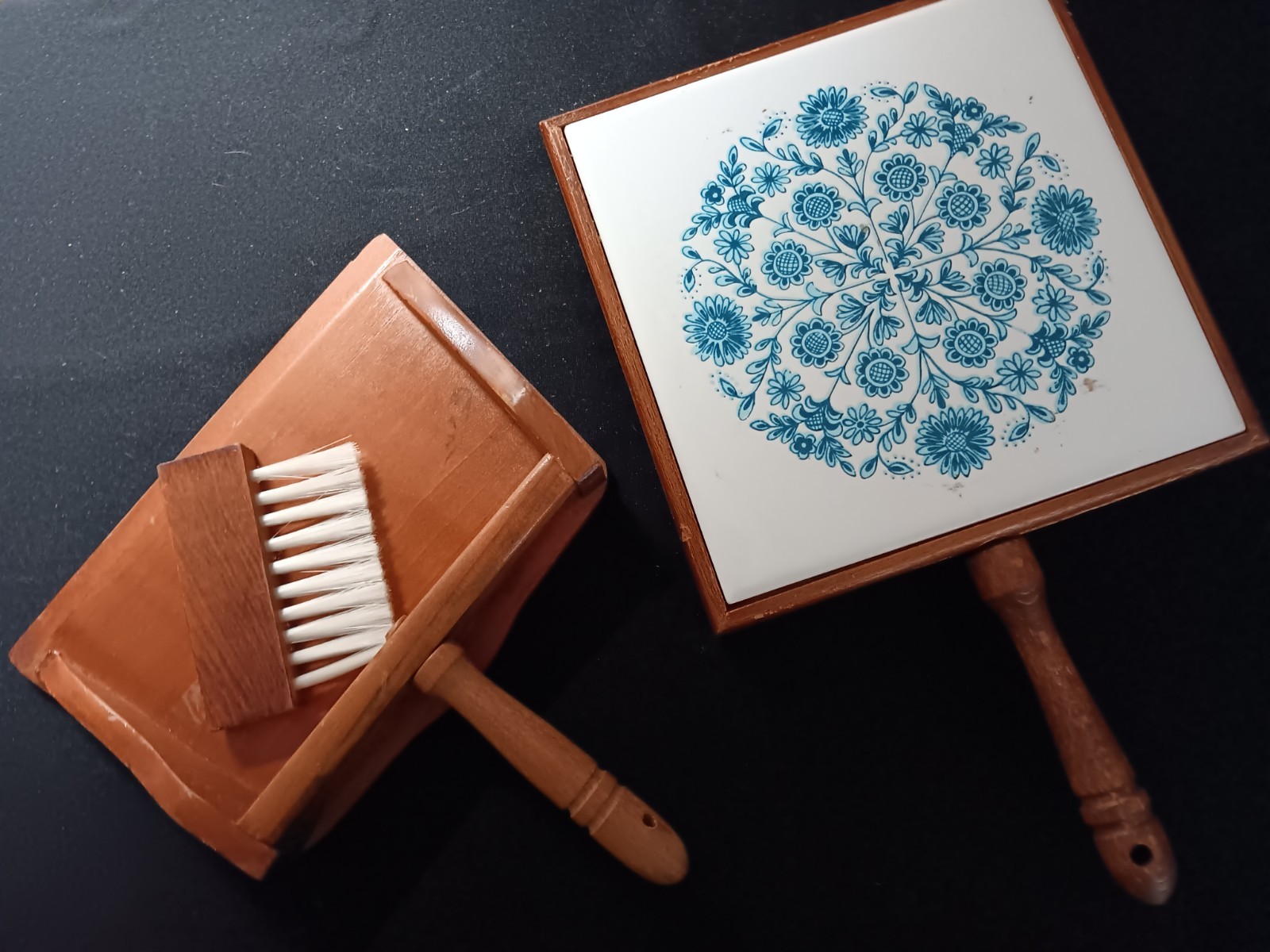 Vintage kitchen cleaning and hot-plate items Vintage kitchen cleaning and hot-plate items