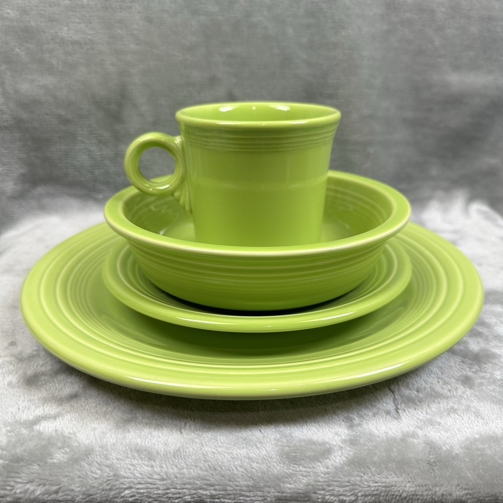 Fiesta Fiestaware Homer Laughlin 4 Pc Place Setting Chartreuse (retired) Fiesta Fiestaware Homer Laughlin 4 Pc Place Setting Chartreuse (retired)
