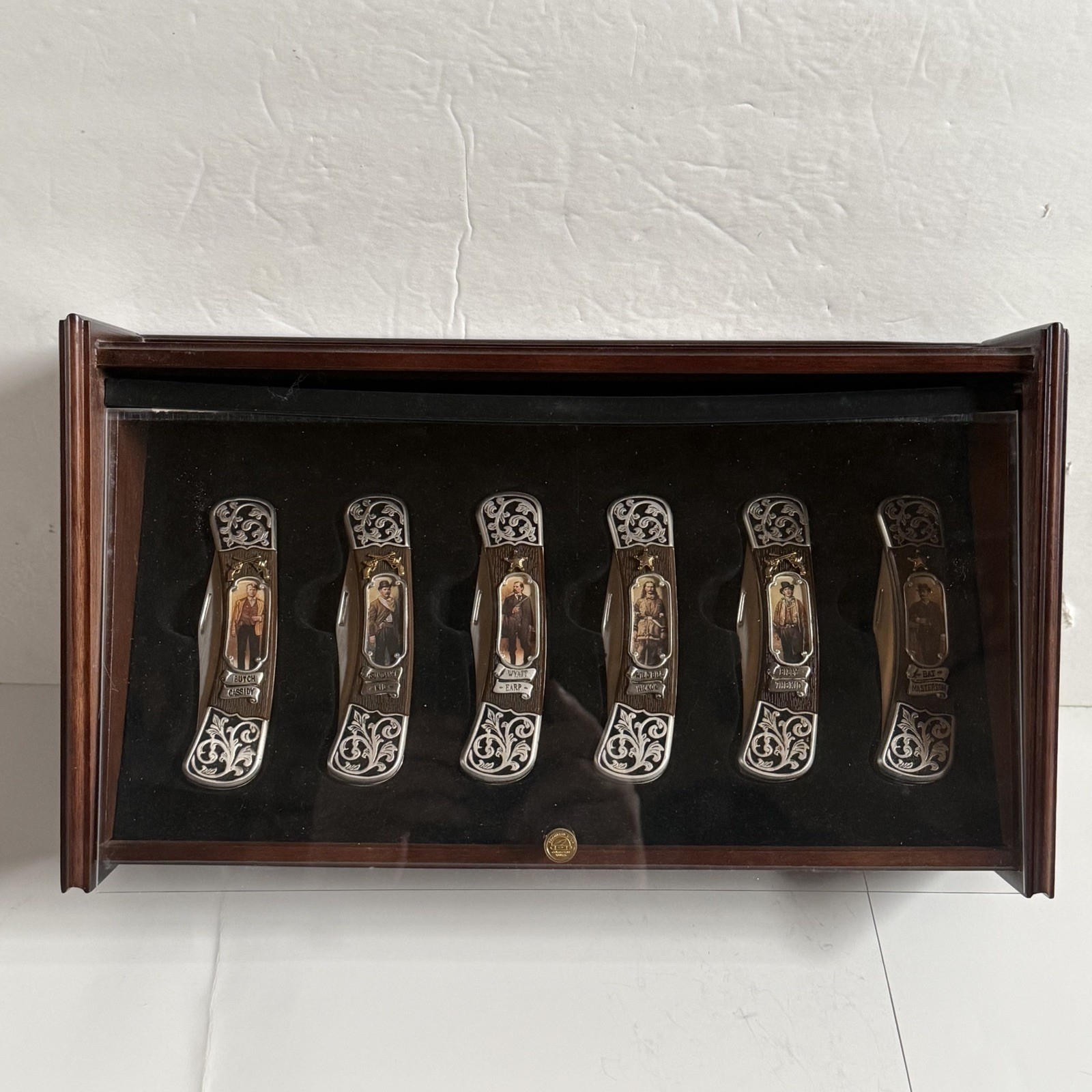 Franklin Mint - Set of 6 - Western Outlaws Collector Knifes With Display Case Franklin Mint - Set of 6 - Western Outlaws Collector Knifes With Display Case