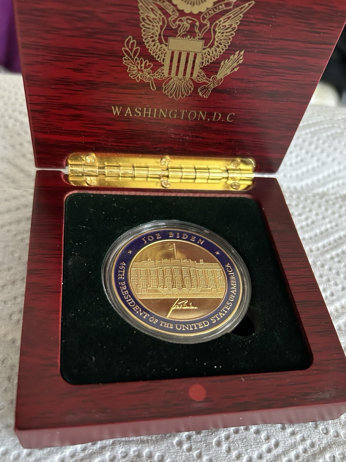 BIDEN WHITE HOUSE CHALLENGE COIN SIGNATURE IN WOOD BOX GOLD ENAMEL DEMOCRAT RARE