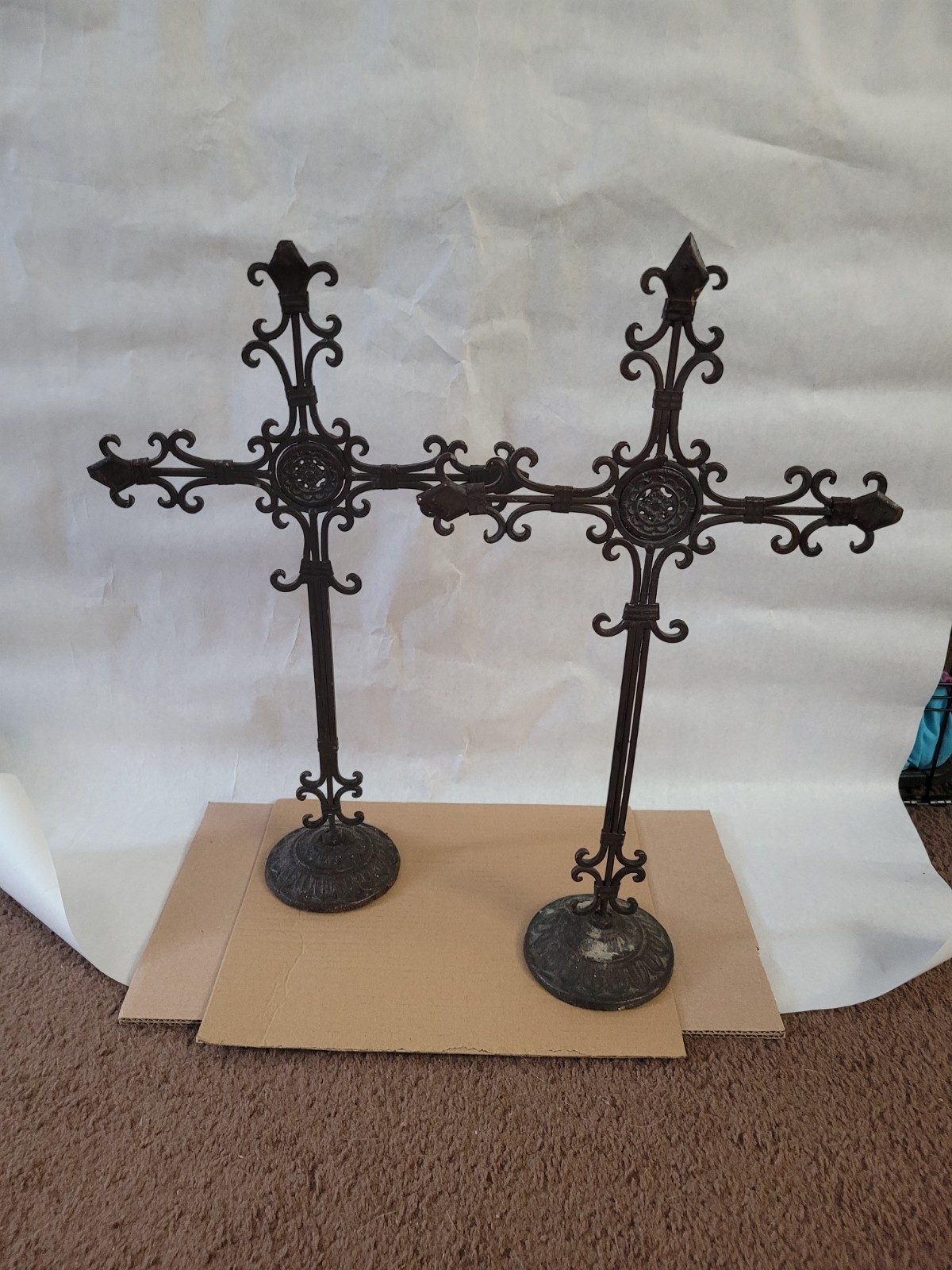 Set of 2 Vintage Design Toscano Fleur de Lis Cast Iron Crosses 21