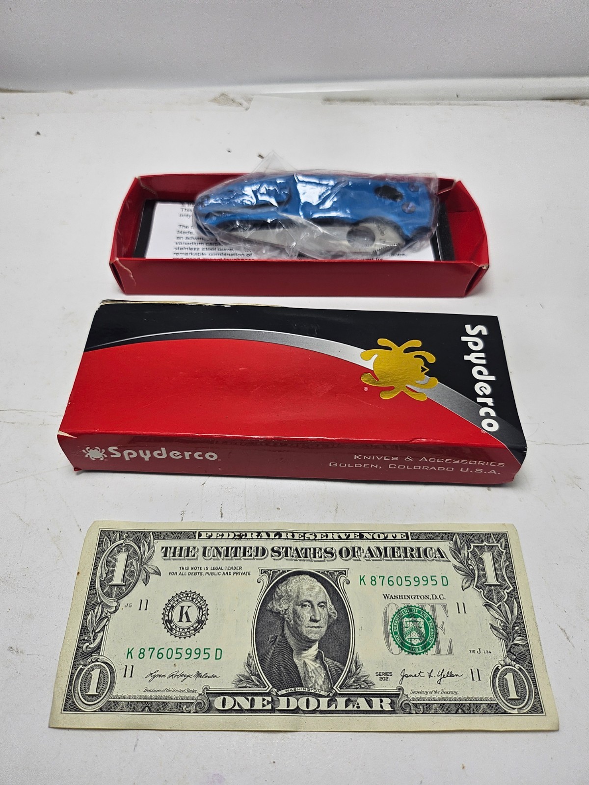 Spyderco: Smock - Compression Lock Flipper - Carbon Fiber / B-10 - CPM-S30V - C2 Spyderco: Smock - Compression Lock Flipper - Carbon Fiber / B-10 - CPM-S30V - C2