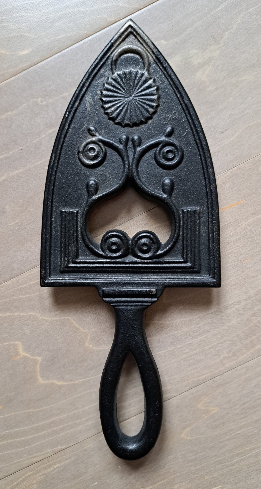 ASO FOOTED BLACK CAST IRON TRIVET 5-21 ASO FOOTED BLACK CAST IRON TRIVET 5-21