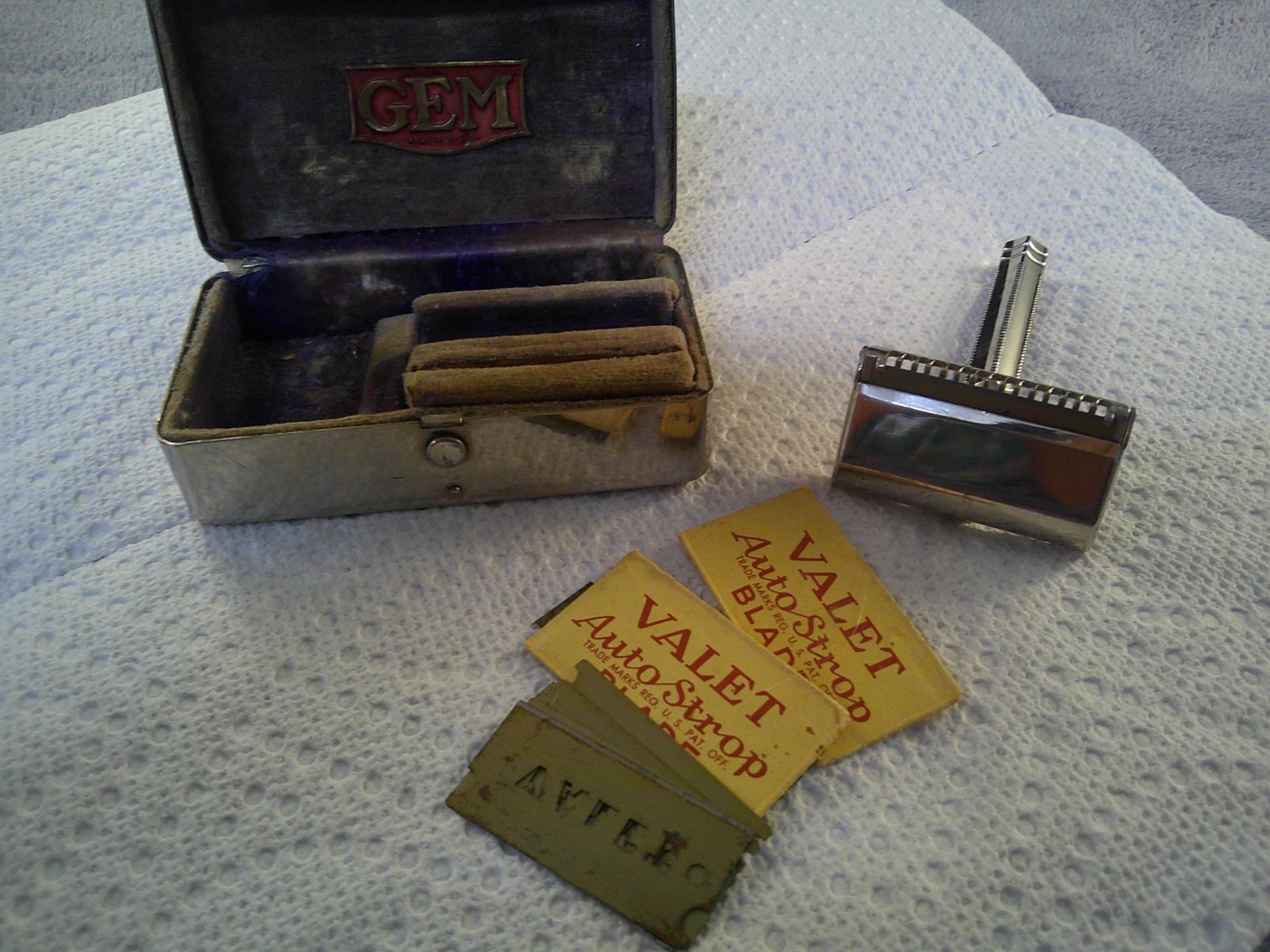 Vintage Razor GEM Valet Auto-Stop with Silver Metal Case and blades