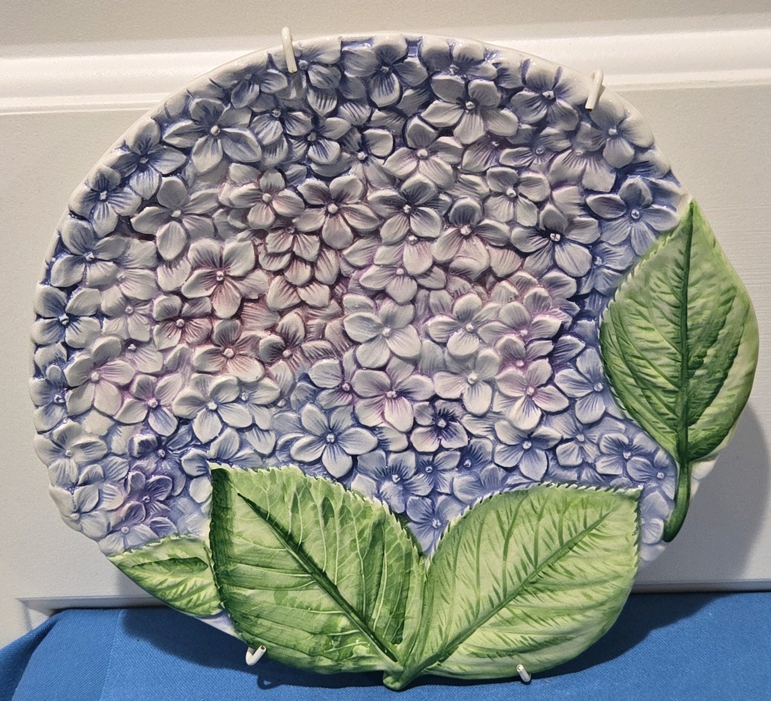 Vtg. Italian Majolica Hydrangea Plate by Isabella  Borchgrave for Vietri Hanger