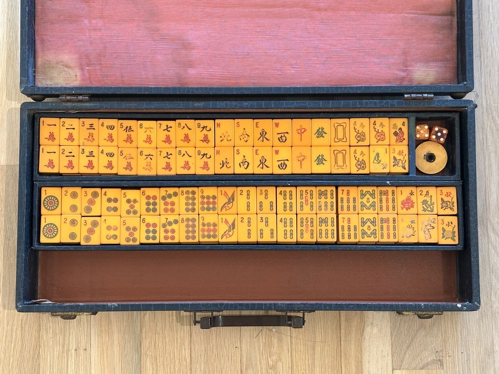Vintage Mahjong Butterscotch Catalin Bakelite Set 160 Pieces 5 Racks and Case