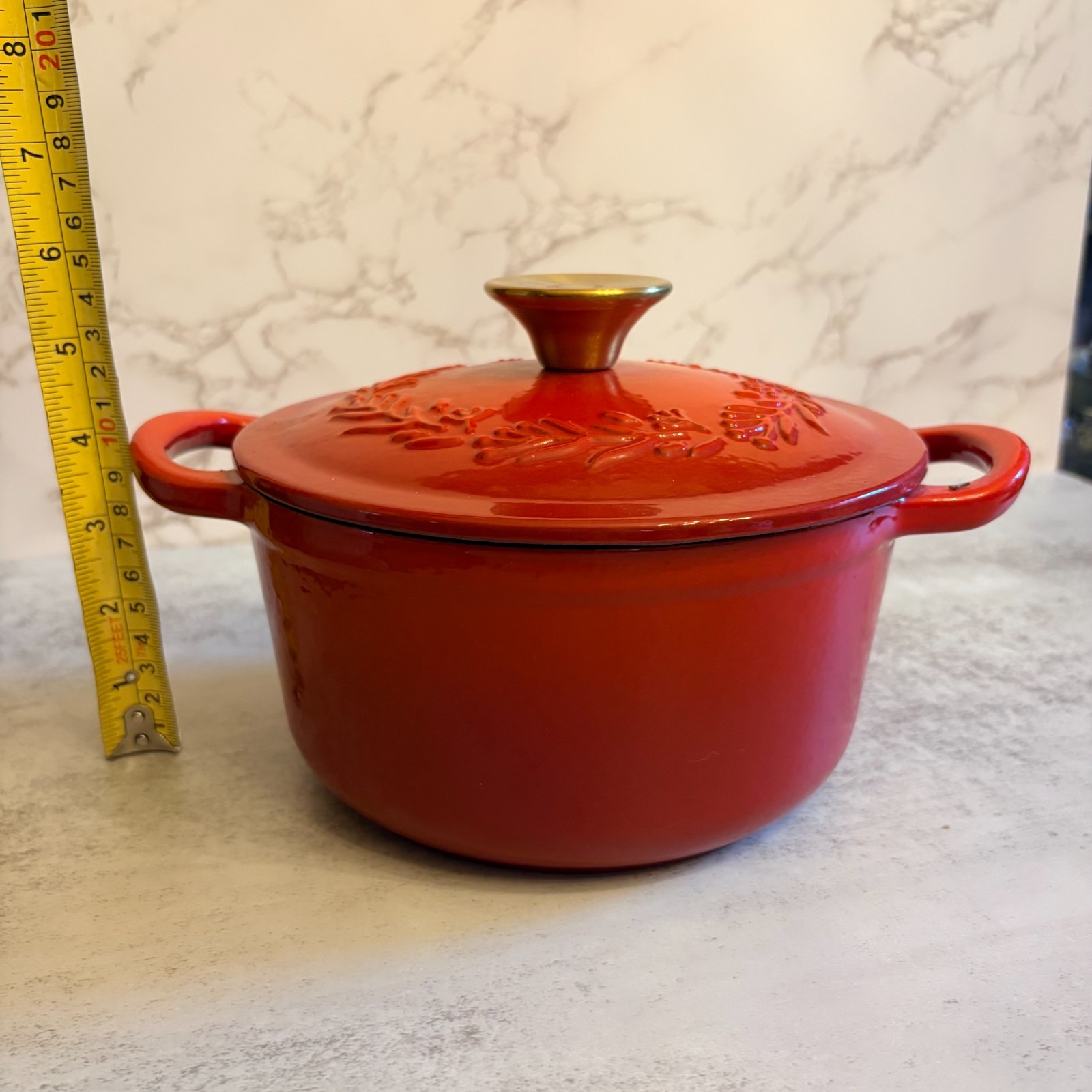 Crofton 4.6 Qt Red Enameled Cast Iron Dutch Oven Holiday Wreath Lid 9.5\ Crofton 4.6 Qt Red Enameled Cast Iron Dutch Oven Holiday Wreath Lid 9.5\