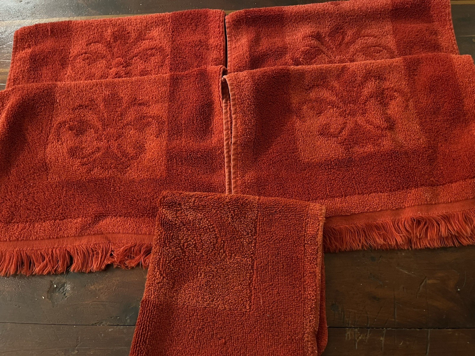 4 VTG Fieldcrest Imperial Collection 1970s Red Sculpted Hand Towels, 1 Washcloth 4 VTG Fieldcrest Imperial Collection 1970s Red Sculpted Hand Towels, 1 Washcloth
