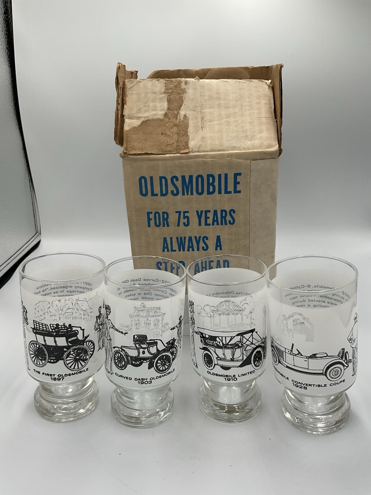 Set A Four Vintage Oldsmobile Glasses In Original Box Set A Four Vintage Oldsmobile Glasses In Original Box