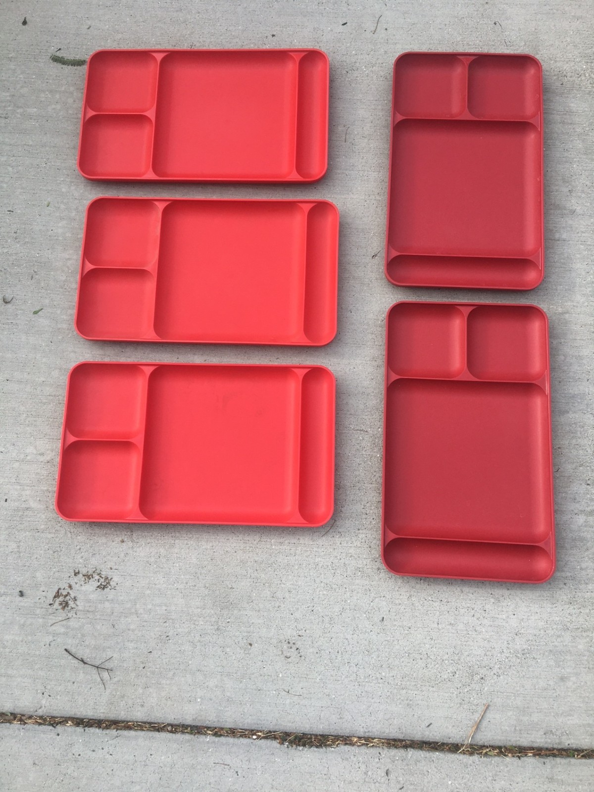 5 Tupperware Divided Dining Trays 1243, Pre-owned