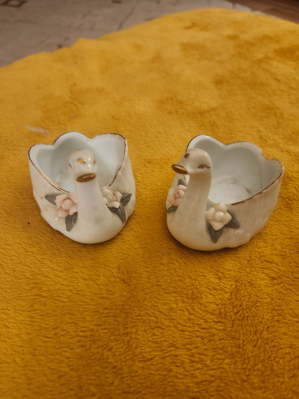 Set of 2 Vtg Enesco Swan trinket dishes