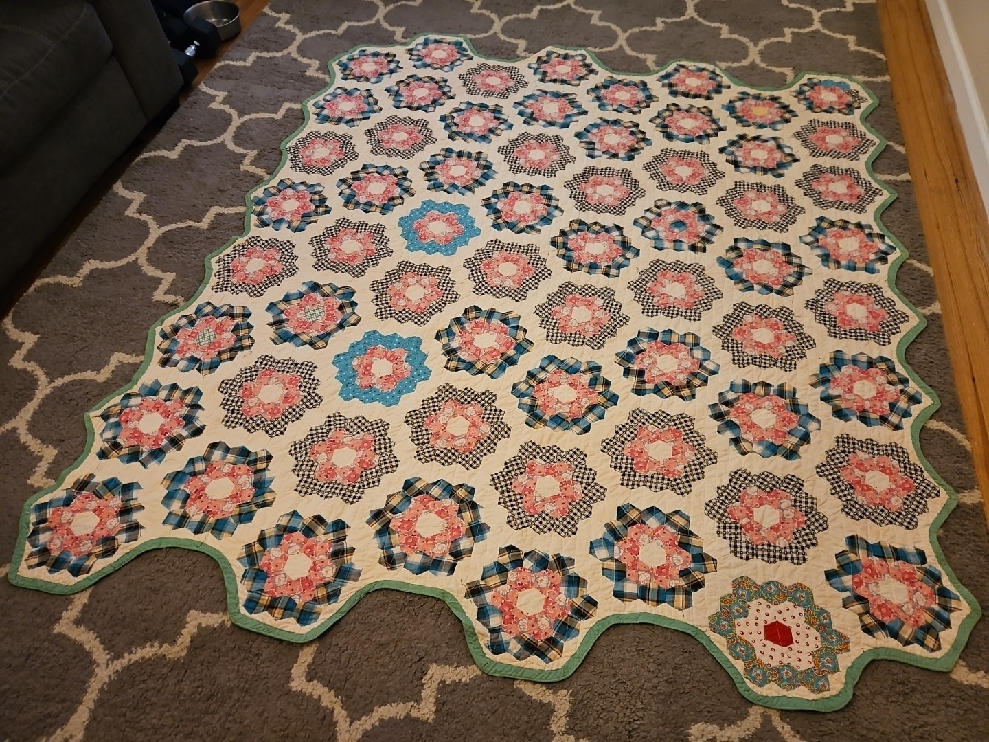 Vintage 1930's Handmade Handsewn Granny's Garden Quilt 76 Vintage 1930's Handmade Handsewn Granny's Garden Quilt 76