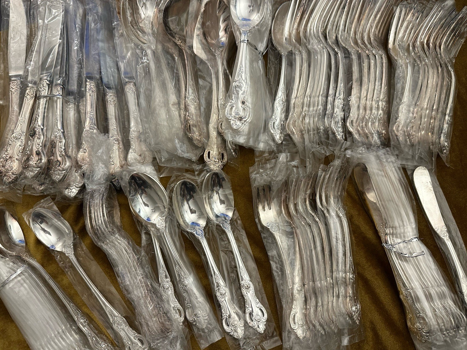 104 Piece Royal Gallery RGL4  Silverplate Flatware Set Korea