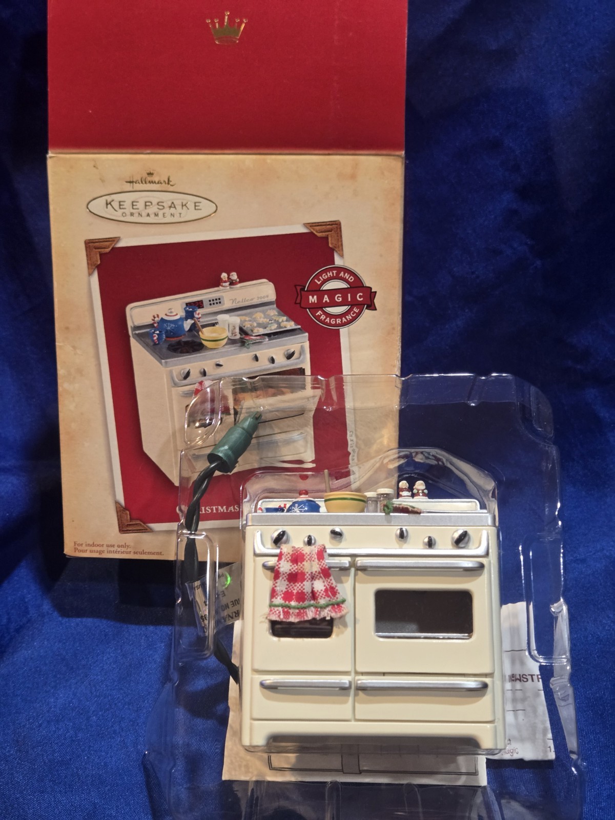 2004 Hallmark Keepsake “Christmas Cookies” Oven with Fragrance Insert- L 2004 Hallmark Keepsake “Christmas Cookies” Oven with Fragrance Insert- L